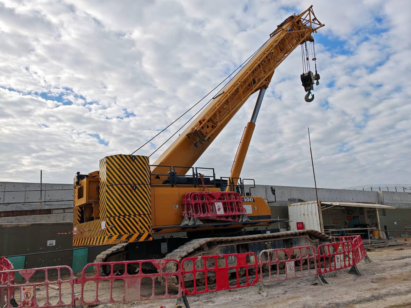 Crawler crane XGTC25